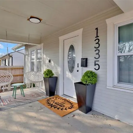Villa 4-Br Quiet Retreat Mins From Downtown Wichita